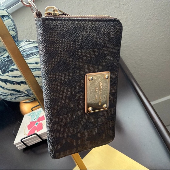 Michael Kors Wristlet Logo Two Tone Brown Zip Around Wallet Phone Holder Strap - Picture 3 of 11